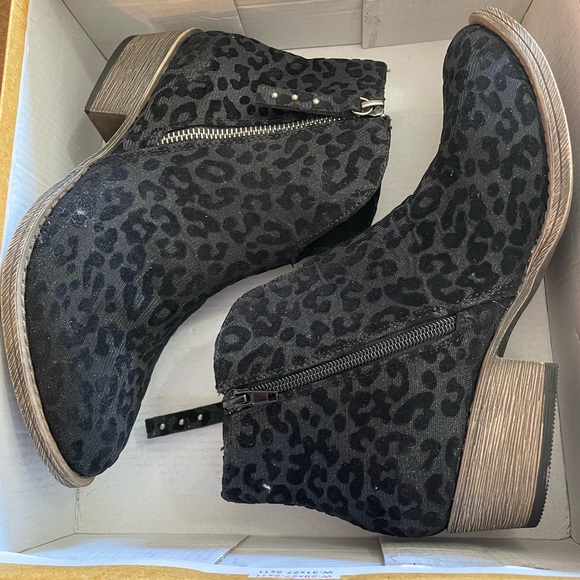 Buckle Very G Black Leopard-Print Ankle Booties - Picture 9 of 9